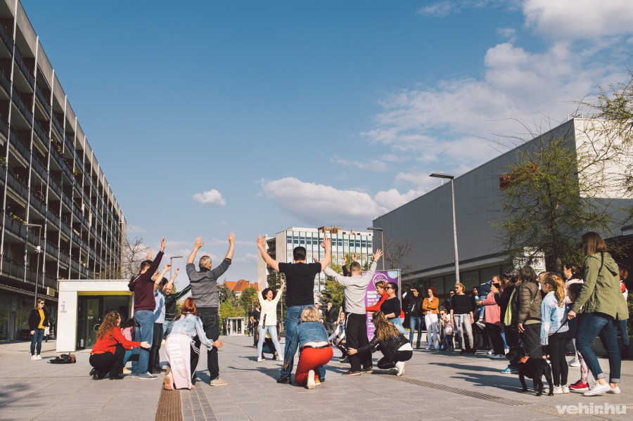 La policia! Kezeket fel! Avagy a kubai salsa figurák rengeteg játékosságot rejtenek magukban.