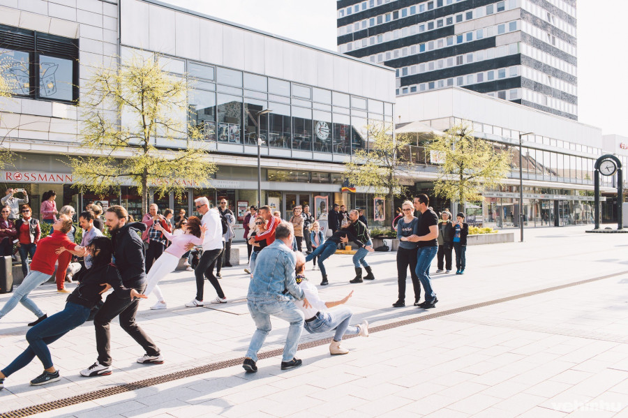 A tánc, ez esetben a bachata remek bizalomjáték is.