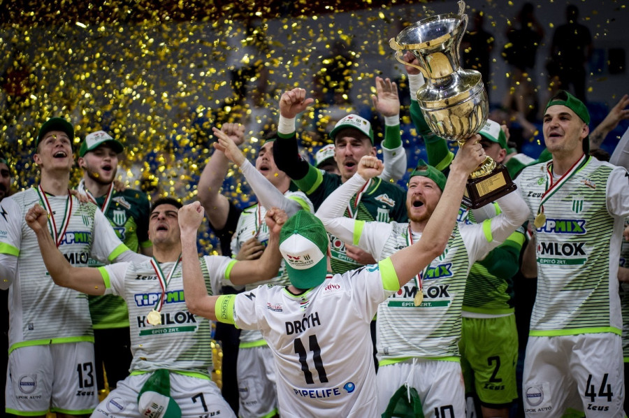 A Haladás játékosai kupagyőzelmüket ünneplik a futsal Magyar Kupa férfi döntőjében játszott Haladás VSE-DEAC mérkőzést követően a kecskeméti Messzi István Sportcsarnokban 2022. május 8-án. MTI/Ujvári Sándor