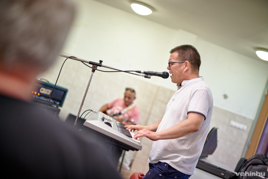 István a billentyűk mögött