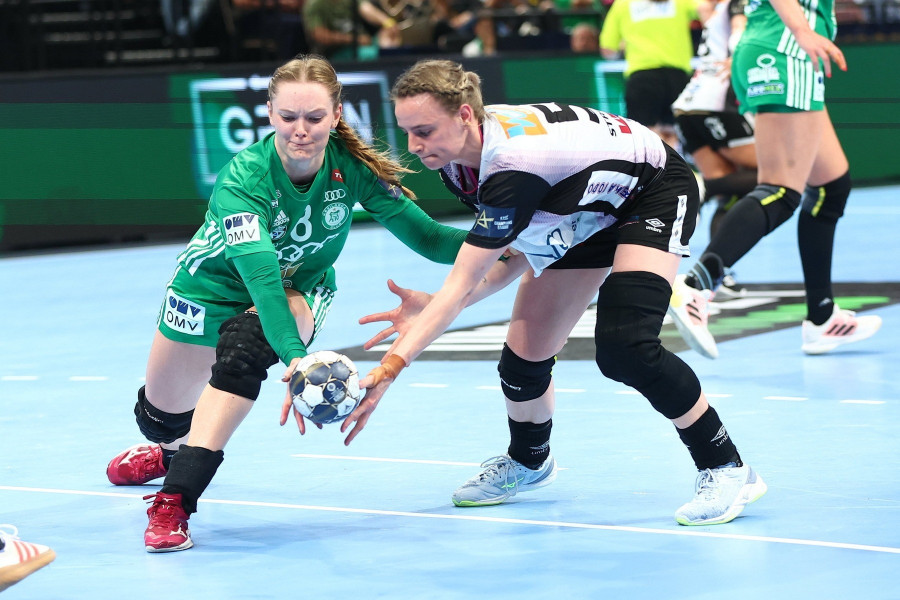 Anne Mette Hansen (b), a Győr és Markéta Jerábková (j), a Kristiansand játékosa a kézilabda női Bajnokok Ligája döntőjében játszott  Győri Audi ETO KC-Vipers Kristiansand mérkőzésen a budapesti MVM Dome sportcsarnokban 2022. június 5-én. MTI/Kovács Anikó