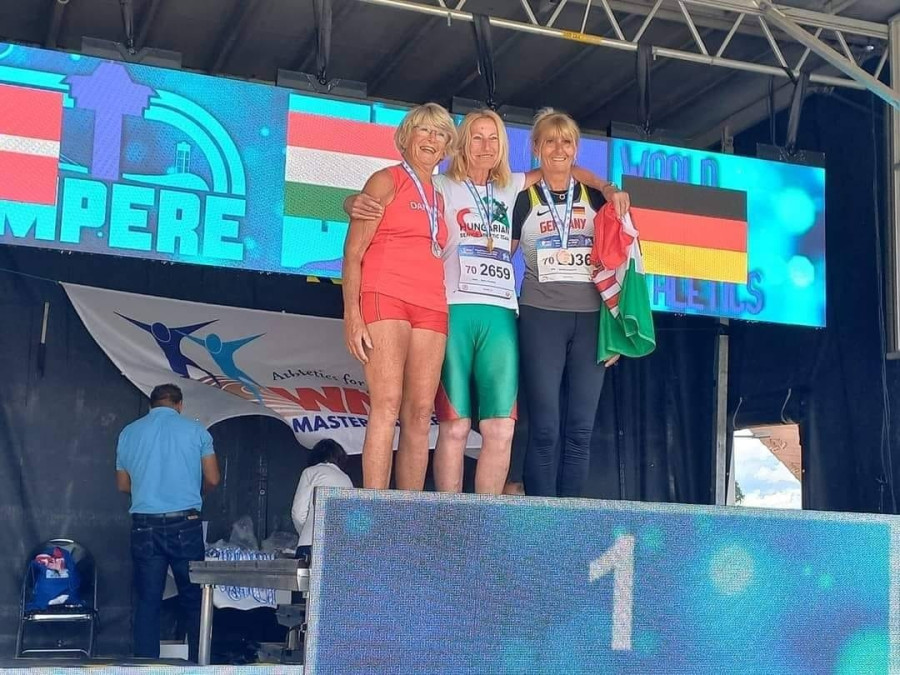 Gosztolai Mária a dobogó tetején - Fotó: VEDAC