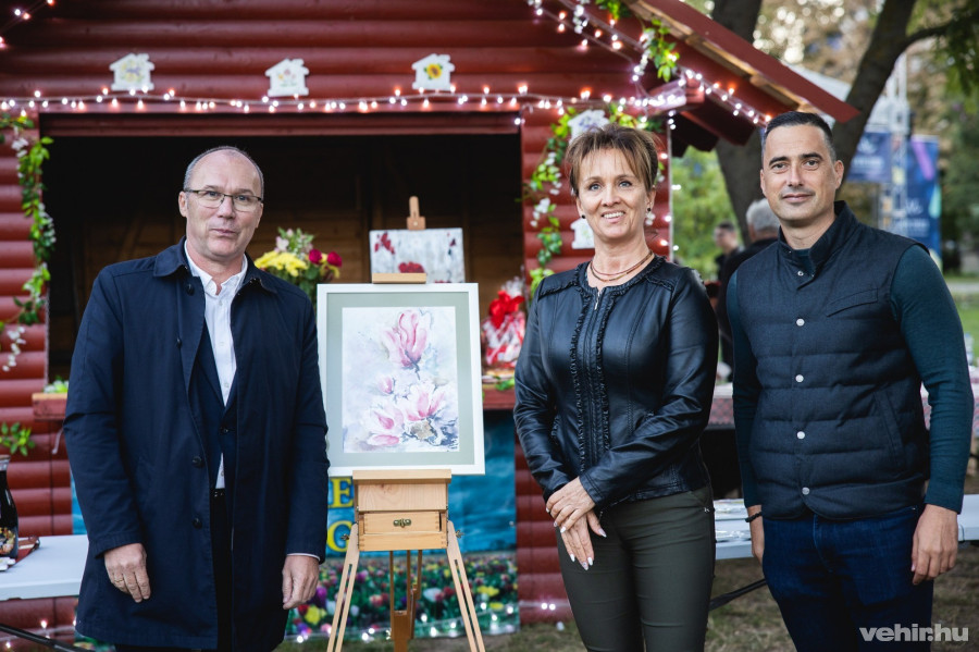 Az emlékplakettekre Robozné Erődi Ildikó festőművész munkái kerültek, akinek októberben a Hangvillában nyílik kiállítása