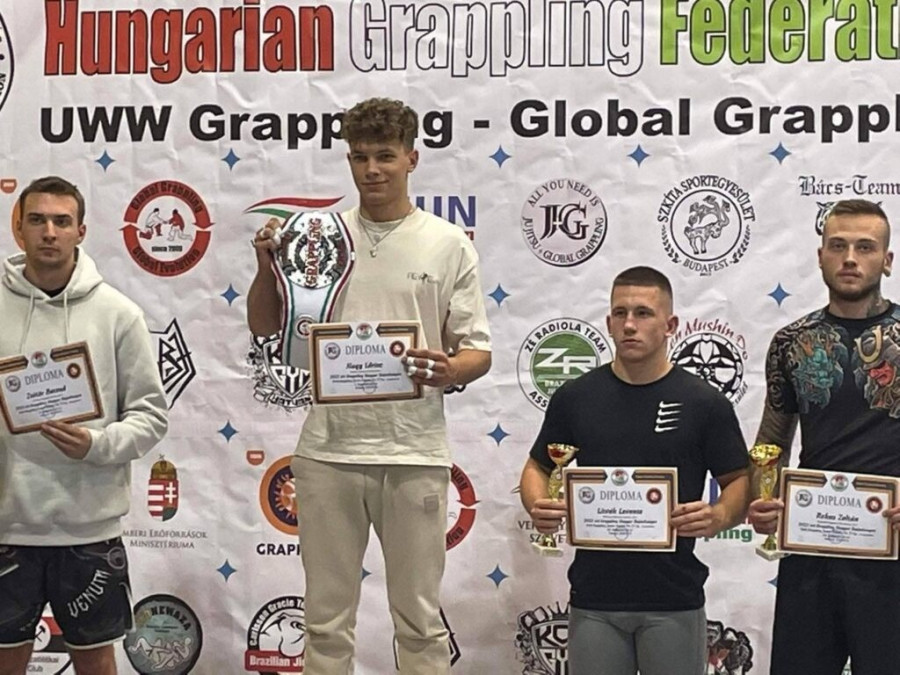 Rehus Zoltán a kép jobb oldalán