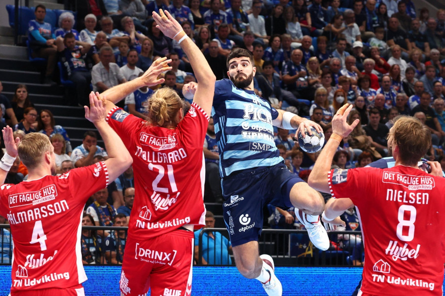 A szegedi Imanol Garciandía a labdával a férfi kézilabda Bajnokok Ligája csoportkörének 4. fordulójában játszott Pick Szeged-Aalborg HB mérkőzésen a szegedi Pick Arénában 2022. október 6-án. MTI/Kovács Anikó