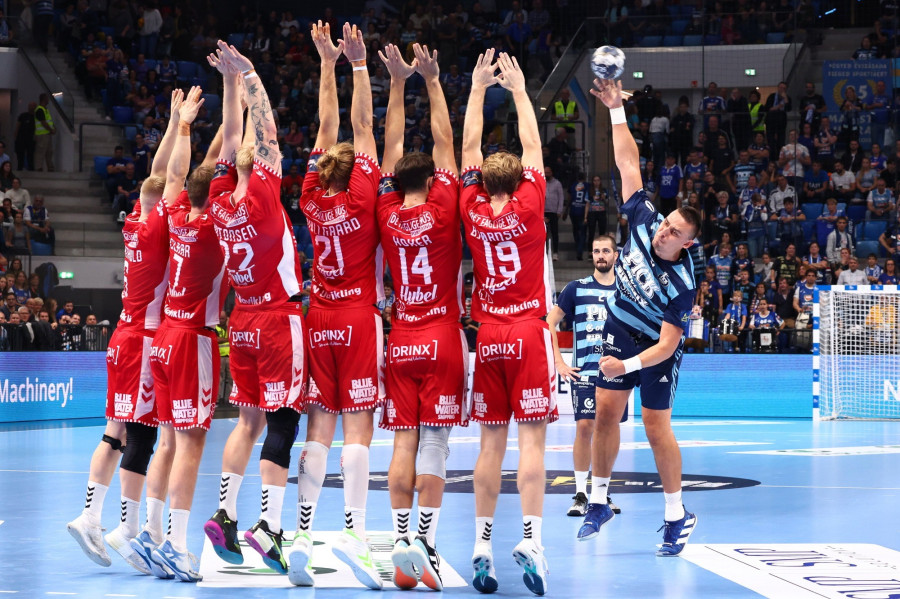 A szegedi Bodó Richárd a labdával a férfi kézilabda Bajnokok Ligája csoportkörének 4. fordulójában játszott Pick Szeged-Aalborg HB mérkőzésen a szegedi Pick Arénában 2022. október 6-án. MTI/Kovács Anikó 