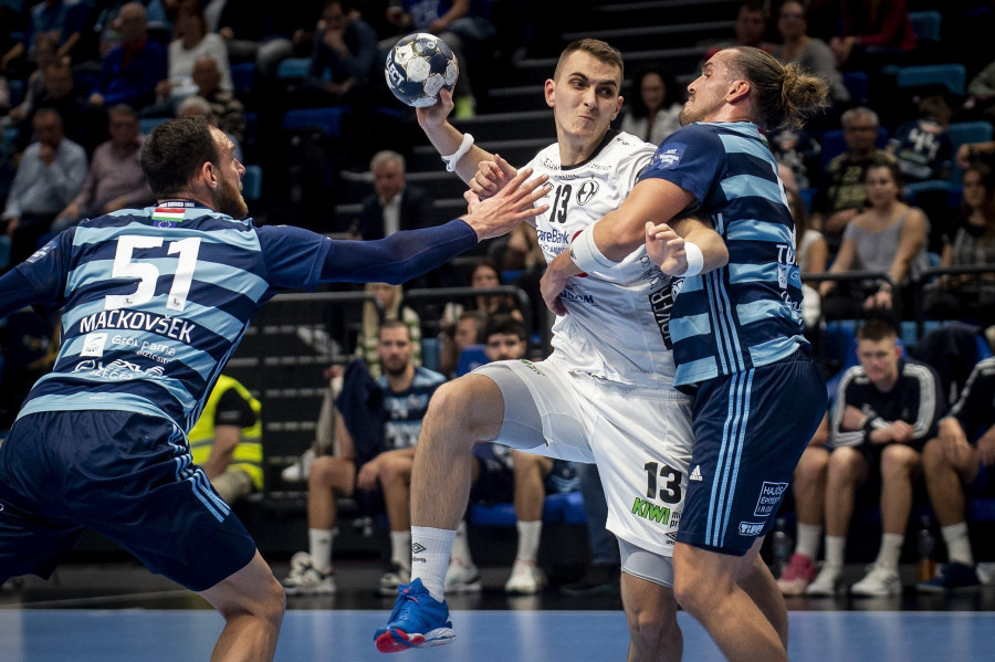 A szegedi Kent Robin Tönnesen (j) és Brout Mackovsek (b), valamint Uros Borzas (b2), a norvég csapat játékosa a férfi kézilabda Bajnokok Ligája 5. fordulójában játszott Pick Szeged - Elverum HB mérkőzésen a szegedi Pick Arénában 2022. október 26-án. MTI/Ujvári Sándor