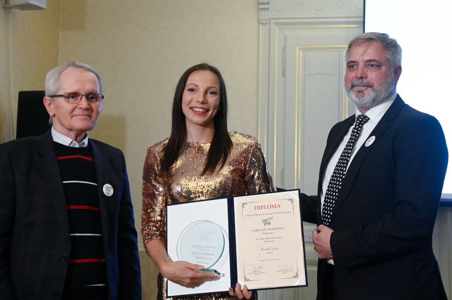 Kozák Luca atléta átveszi a Magyar Olimpiai Bizottság (MOB) fair play díját Orendi Mihálytól, a MOB téli sportokat képviselő korábbi alelnökétől (b) és Farkas Pétertől, a fair play bizottság tagjától a Városligeti Műjégpálya díszteremében tartott ünnepségen 2022. december 20-án. MTI/Koszticsák Szilárd