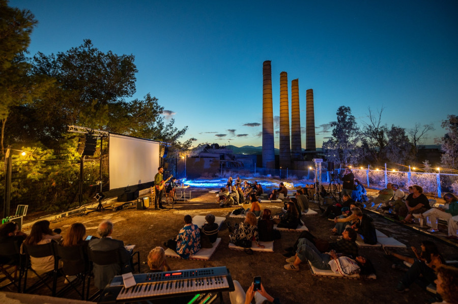 Kulturális előadás Elefszínában, a háttérben a város ipari negyedének egy része (fotó: 2023 Eleusis European Capital of Culture)