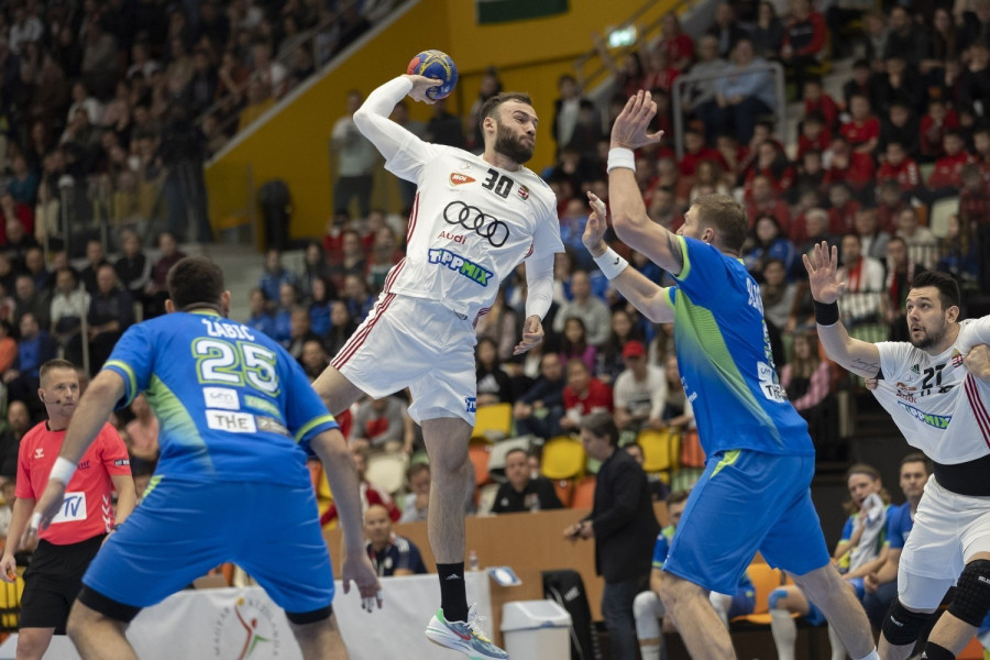 A szlovén Zabic Stefan (b) és Blaz Blagotinsek (j), valamint Szita Zoltán (b2) és Bánhidi Bence (j) a Magyarország - Szlovénia férfi kézilabda felkészülési mérkőzésen a nagykanizsai Kanizsa Arénában 2023. január 7-én - MTI/Varga György