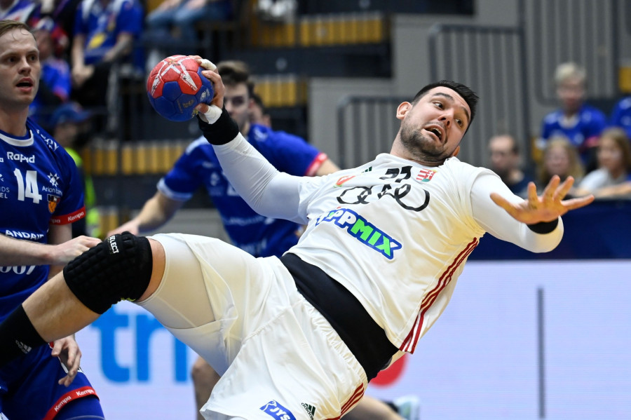 Bánhidi Bence, a magyar (j) és Ómar Ingi Magnússon, az izlandi válogatott játékosa a férfi kézilabda olimpiai kvalifikációs világbajnokság második fordulójában, a D csoportban játszott Magyarország - Izland mérkőzésen a svédországi Kristianstadban 2023. január 14-én. MTI/Kovács Tamás 