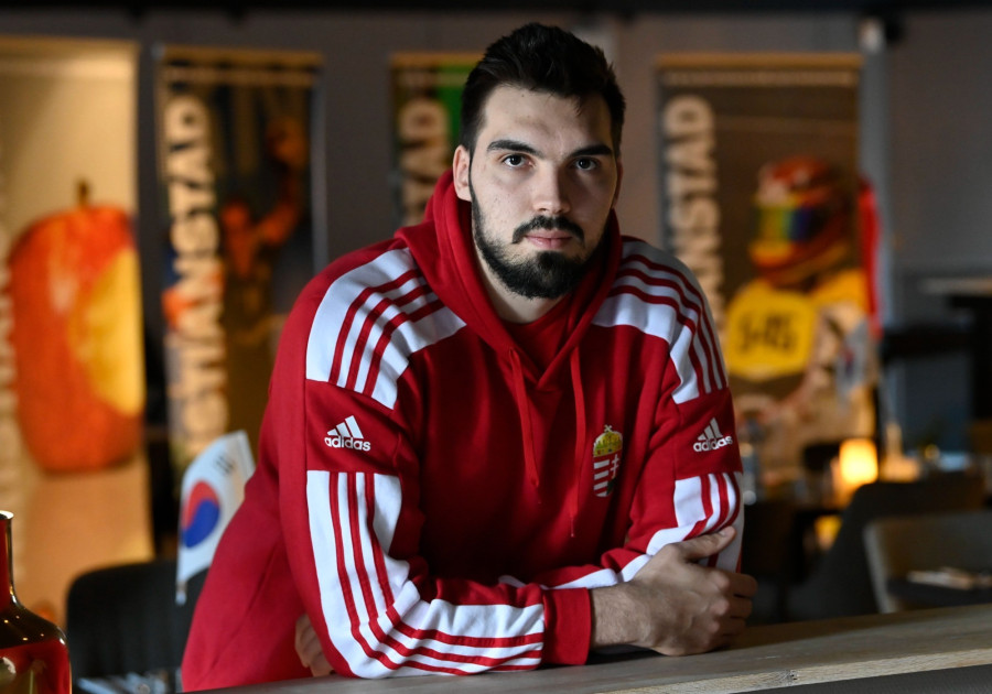 Rosta Miklós, a magyar férfi kézilabda-válogatott játékosa a magyar csapat sajtótalálkozóján a kristianstadi Quality Hotel Grandban 2023. január 13-án. MTI/Kovács Tamás