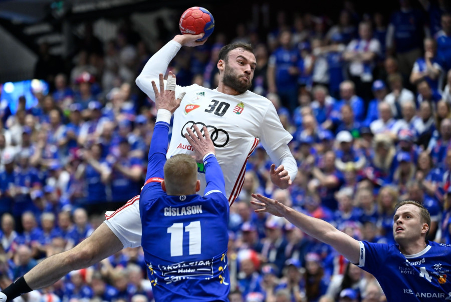 Szita Zoltán a magyar (szemben), valamint Ymir Örn Gíslason és  Ómar Ingi Magnússon (j), az izlandi válogatott játékosai a férfi kézilabda olimpiai kvalifikációs világbajnokság második fordulójában, a D csoportban játszott Magyarország - Izland mérkőzésen a svédországi Kristianstadban 2023. január 14-én. MTI/Kovács Tamás