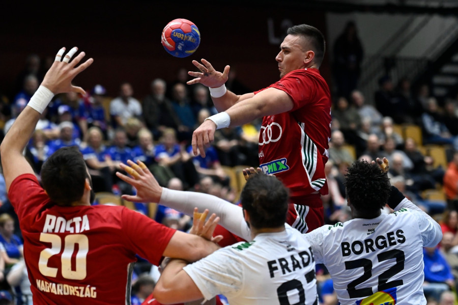 Bodó Richárd (j2) és Rosta Miklós (b), a magyar,  valamint Luis Frade (b2) és Alexis Borges (j), a portugál válogatott játékosa a férfi kézilabda olimpiai kvalifikációs világbajnokság harmadik fordulójában, a D csoportban játszott Magyarország-Portugália mérkőzésen a svédországi Kristianstadban 2023. január 16-án. MTI/Kovács Tamás