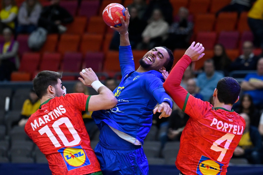 A brazil Hugo Bryan Monta da Silva (k), valamint a portugál Miguel Martins (b) és Pedro Portela (j) a férfi kézilabda olimpiai kvalifikációs világbajnokság középdöntőjének első fordulójában játszott Portugália - Brazília mérkőzésen a göteborgi Scandinavium Arénában 2023. január 18-án. A találkozó 28-28-as döntetlennel zárult. MTI/Kovács Tamás