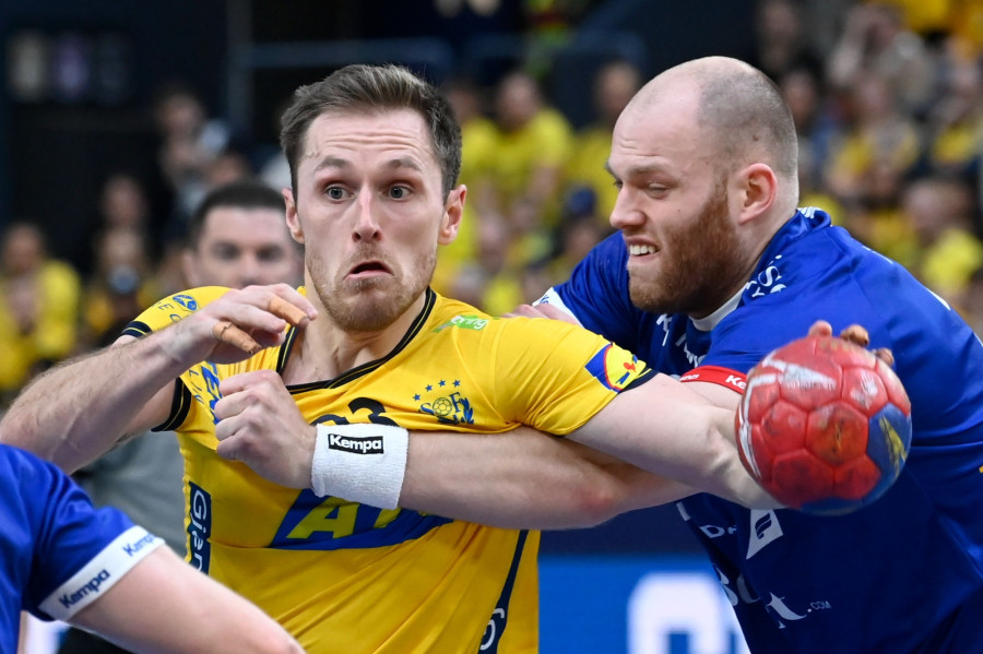 A svéd Albin Lagergren (b) és az izlandi Arnar Freyr Arnarsson a férfi kézilabda olimpiai kvalifikációs világbajnokság középdöntőjének 2. fordulójában játszott Svédország - Izland mérkőzésen a göteborgi Scandinavium Arénában 2023. január 20-án. MTI/Kovács Tamás 