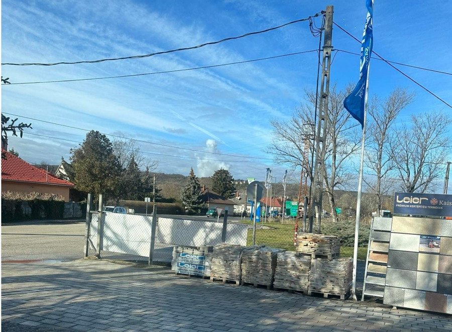 A távolban látszik a robbantás utáni füst (olvasónk fotója)