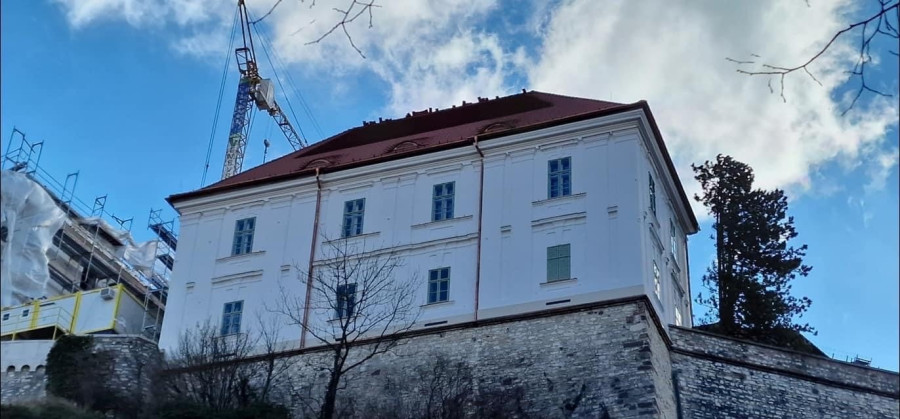 A Várban a tetőszerkezetet kezdte meg a szél