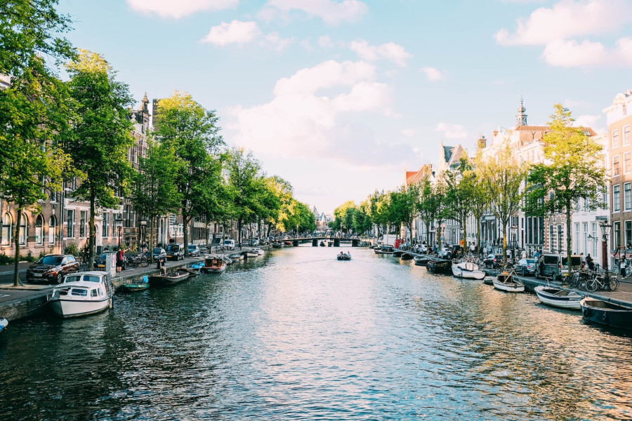 Néha kerülőúton olcsóbban jutunk el egy jó helyre /Fotó: Adrien Olichon via Unsplash // Original Source & CC: Reva Group  https://rentola.com/for-rent/amsterdam#gallery /