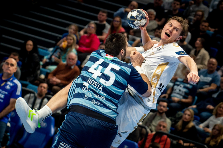 A szegedi Rosta Miklós (b) és Magnus Landin Jacobsen (j), a német csapat játékosa a férfi kézilabda Bajnokok Ligája 12. fordulójában játszott OTP Bank-Pick Szeged - THW Kiel mérkőzésen a szegedi Pick Arénában 2023. február 16-án. MTI/Ujvári Sándor 