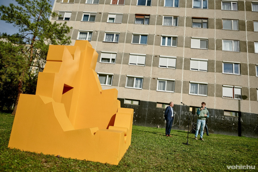 2019 októberében mutatták be a szobrokat