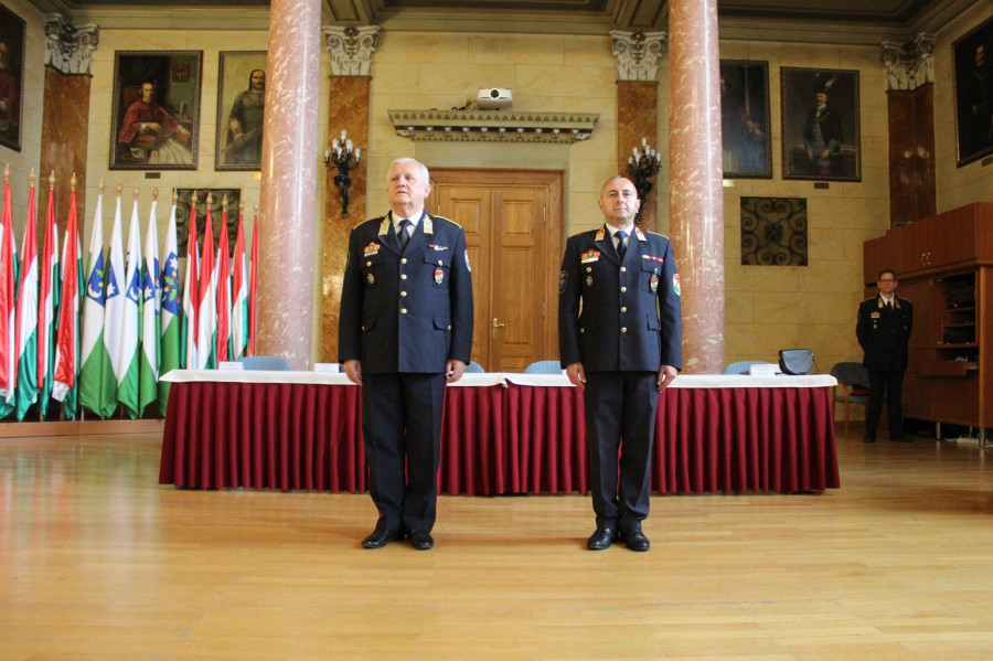 Dányi Béla (balra) és Csillag István (jobbra), aki követi az igazgatói székben