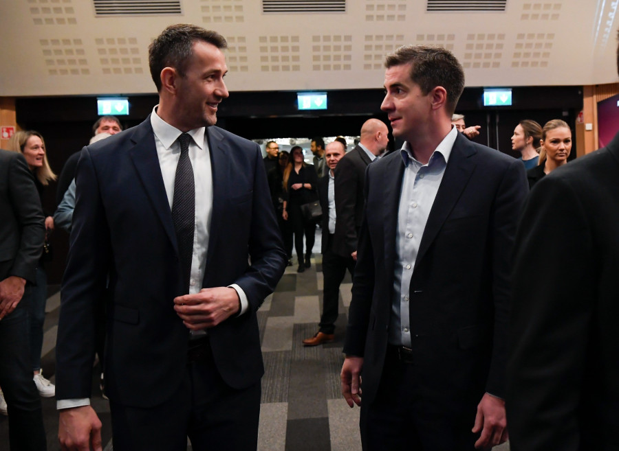 Az új és a leköszönő elnök a Magyar Kézilabda Szövetség közgyűlésén. Balra Ilyés Ferenc, jobbra Kocsis Máté látható Fotó: MTI/Kovács Tamás