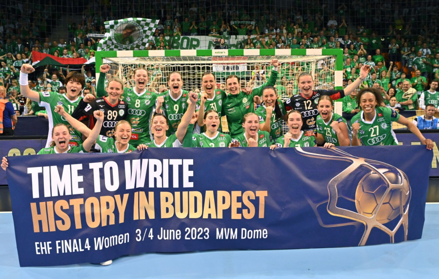 A győztes Győr játékosai a női kézilabda Bajnokok Ligájának negyeddöntőjében játszott Győri Audi ETO KC-Odense HB visszavágó mérkőzést követően a győri Audi Arénában 2023. május 6-án. A győri csapat 37-28-ra megnyerte a mérkőzést. MTI/Krizsán Csaba