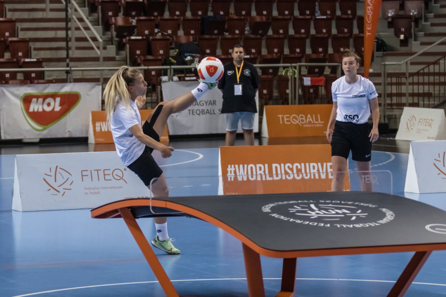 A női felnőtt profi páros döntő későbbi győztesei, Vasas Lea (b) és Janicsek Zsanett (j) játszik Vicsek Nóra és Péchy Petra ellen a MOL Országos Teqball Bajnokság 2. fordulójában a Veszprém Arénában 2023. június 11-én. MTI/Katona Tibor