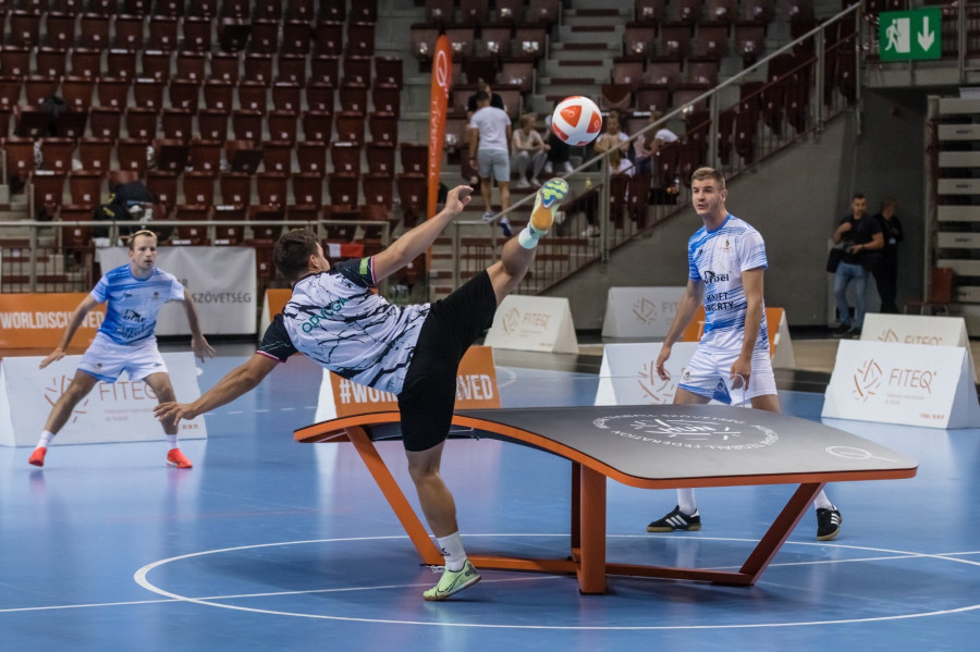 A felnőtt férfi profi páros döntőjében Katz Balázs (b) és Bányik Csaba (j) játszik Odnoga Mátyás (k) és Bakó Ádám ellen a MOL Országos Teqball Bajnokság 2. fordulójában a Veszprém Arénában 2023. június 11-én. MTI/Katona Tibor