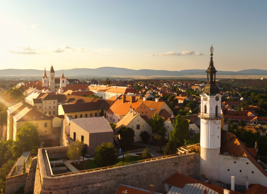 A Tűztorony vélhetően a 13. század óta vigyáz Veszprémre – a körülötte látható falak viszont sokkal fiatalabbak