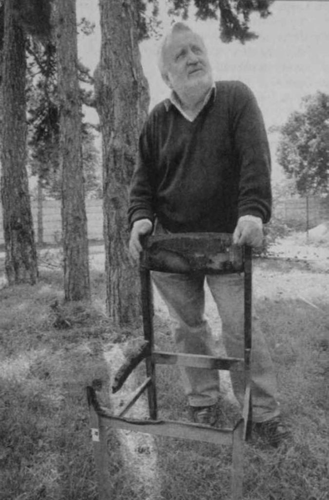 Az ominózus felsőörsi szék és a múzeumigazgató (forrás: Veszprém Megyei Napló)