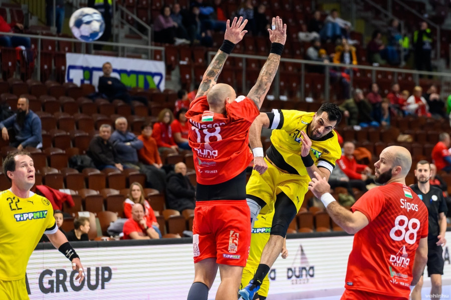 Jamali Iman (középen) Tatabányán folytatja pályafutását