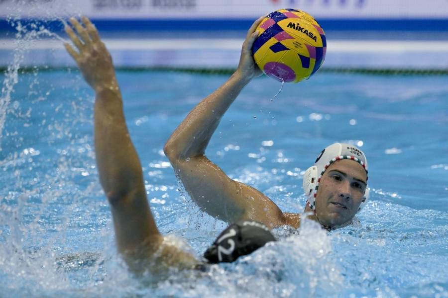 Nagy Ádám (j) és a japán Araki Kenta a férfi vízilabdatorna csoportkörének első fordulójában játszott Magyarország - Japán mérkőzésen a fukuokai vizes világbajnokságon 2023. július 17-én. Magyarország-Japán 16-8. MTI/Koszticsák Szilárd