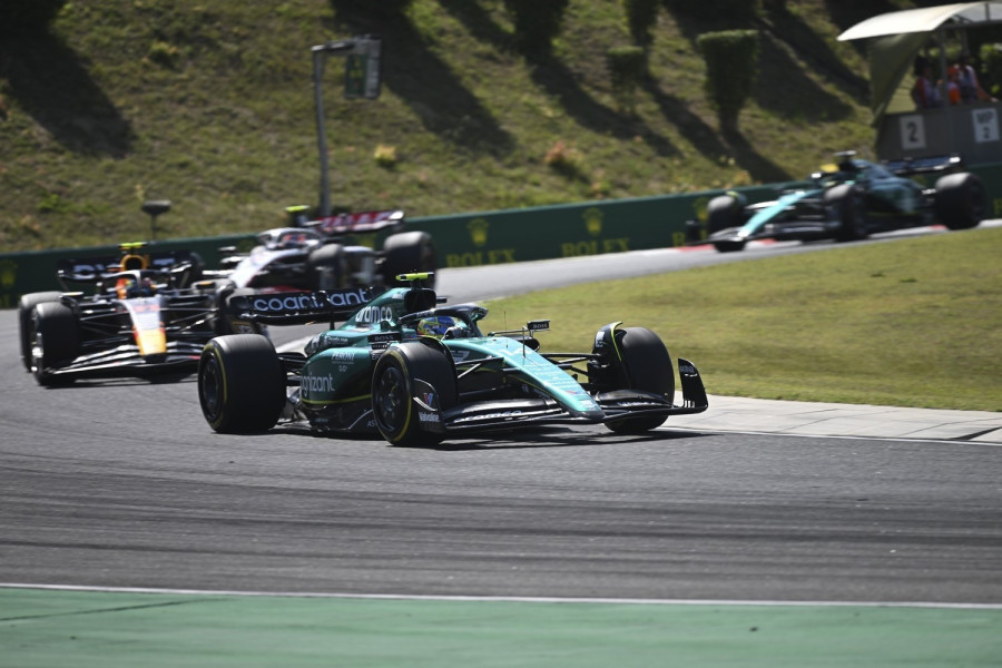 Fernando Alonso, az Aston Martin spanyol versenyzője (elöl) a Forma-1-es Magyar Nagydíjon a mogyoródi Hungaroringen 2023. július 23-án. MTI/Balogh Zoltán