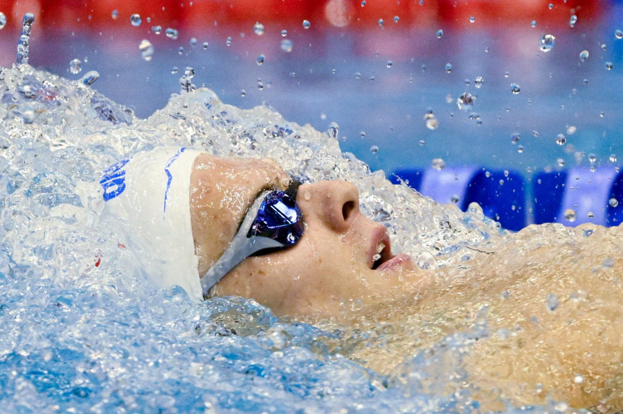 A későbbi győztes Kós Hubert a férfi 200 méteres hátúszás döntőjében a fukuokai vizes világbajnokságon 2023. július 28-án. MTI/Koszticsák Szilárd