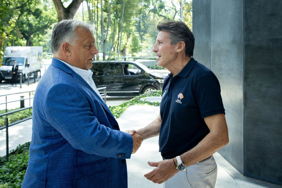 A Miniszterelnöki Sajtóiroda által közreadott képen Orbán Viktor miniszterelnök (b) és Sebastian Coe, a Nemzetközi Atlétikai Szövetség (WA) elnöke (j) kezet fog az atlétikai világbajnokság tiszteletére rendezett műsor és fogadás kezdete előtt a Magyar Zene Házánál 2023. augusztus 26-án. A kormányfő a világ sportvezetőivel és sportdiplomatákkal találkozott. MTI/Miniszterelnöki Sajtóiroda/Fischer Zoltán