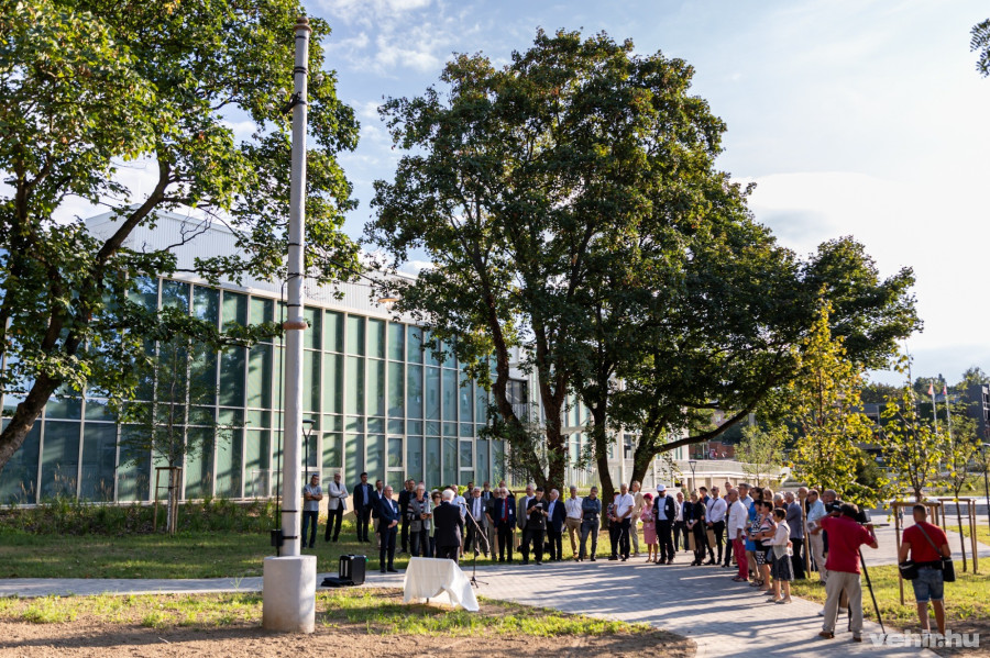 A felújított oszlop avatása – háttérben a volt gyermekmenhely (Acticity) épülete, ami egykor erről az oszlopról kapta az áramot