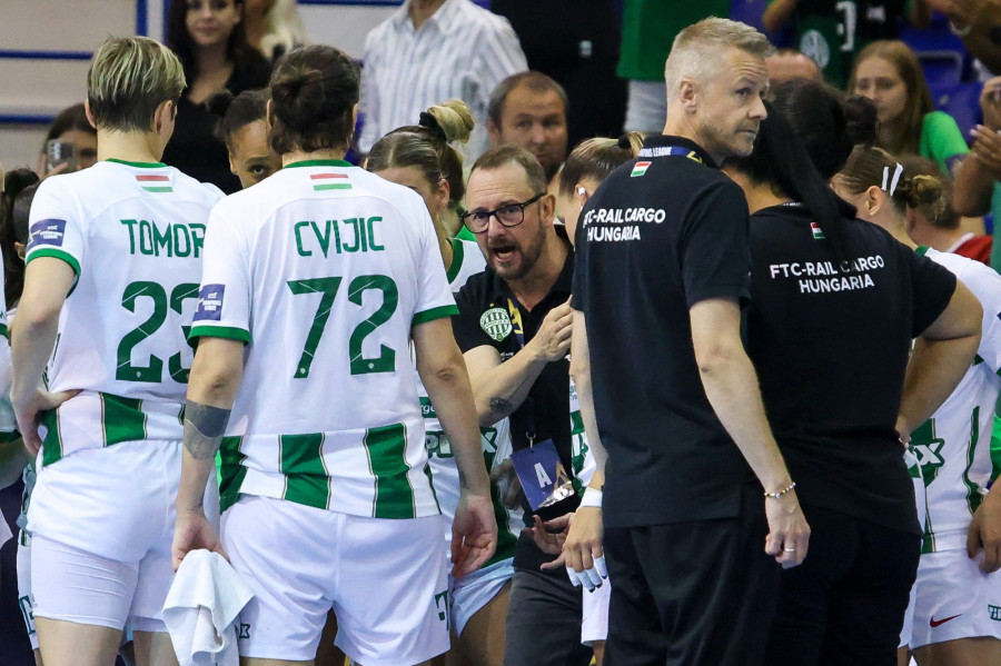 A dán Martin Fruelund Albertsen, a Ferencváros vezetőedzője (k) a női kézilabda Bajnokok Ligája csoportkörének 4. fordulójában játszott FTC-Rail Cargo Hungaria és a román Rapid Bucuresti mérkőzésen az Érd Arénában 2023. szeptember 30-án. A mérkőzés 24-24-es döntetlenre végződött. MTI/Hegedüs Róbert