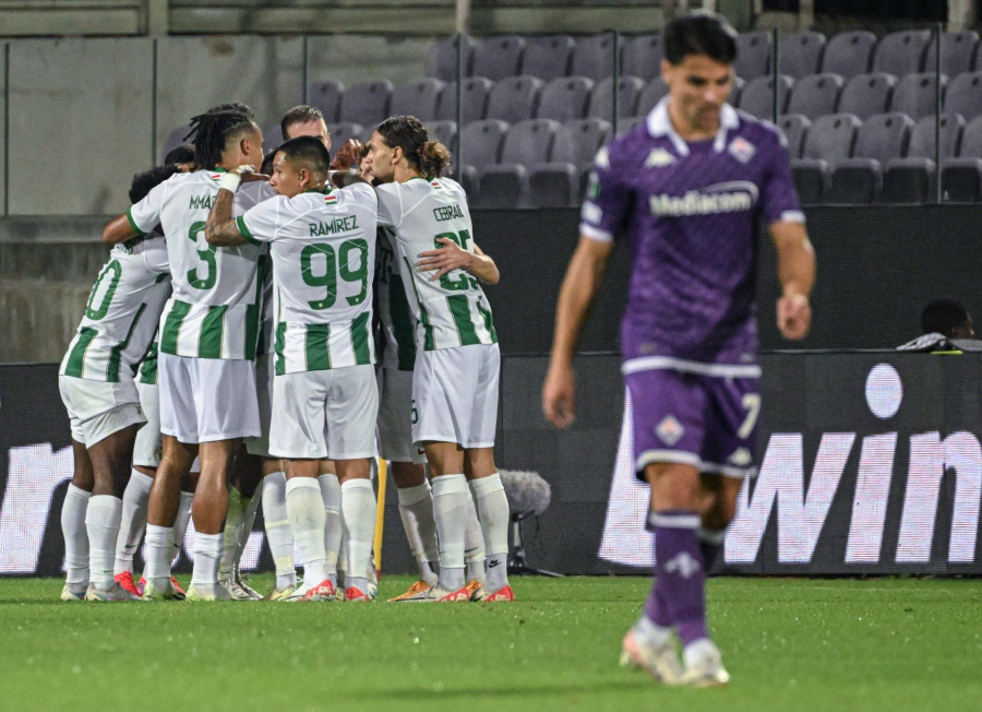 A ferencvárosi játékosok gólöröme a labdarúgó Konferencia-liga csoportkörének második fordulójában játszott az olasz Fiorentina - Ferencvárosi TC mérkőzésen a firenzei Artemio Franchi Stadionban 2023. október 5-én. MTI/Koszticsák Szilárd 