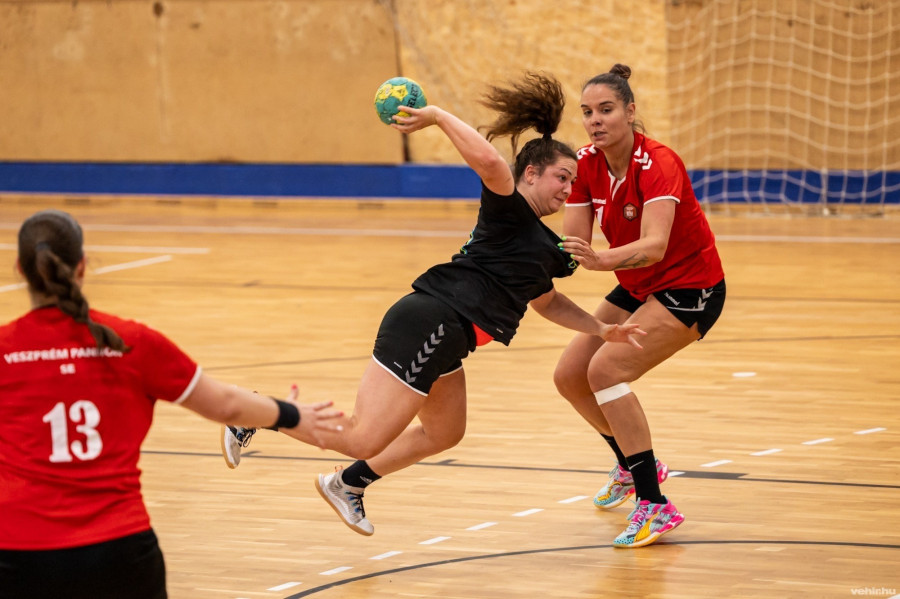 Németh Kriszta (jobb oldalon piros mezben) tizenhárom gólt szerzett (archív fénykép)