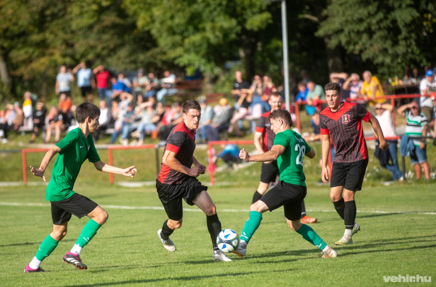 Az Úrkút-Fűzfő rangadóról készült képgalériánk az összefoglaló végén megtekinthető
