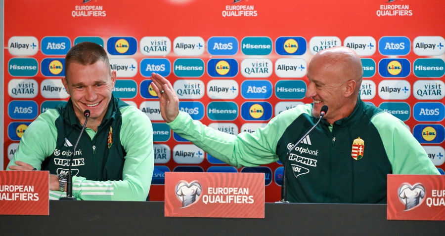 Szalai Attila, a magyar labdarúgó-válogatott játékosa (b) és Marco Rossi szövetségi kapitány sajtótájékoztatót tart a kaunasi Darius és Girenas Stadionban 2023. október 16-án. A magyar csapat Litvánia ellen játszik Európa-bajnoki selejtezőt október 17-én. MTI/Illyés Tibor