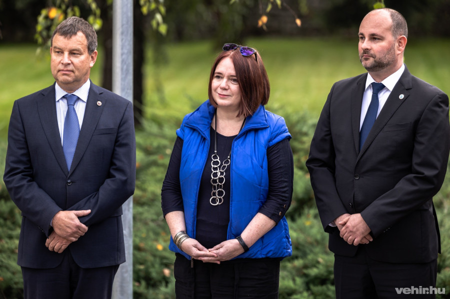 Dr. Gelencsér András rektor, Borbás Dorka üvegművész, Csillag Zsolt kancellár