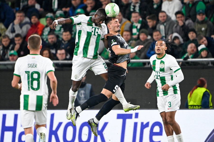 A ferencvárosi Ibrahim Cissé (b) és Andi Zeqiri, a belga csapat játékosa a labdarúgó Konferencia-liga csoportkörének negyedik fordulójában játszott Ferencvárosi TC - Genk mérkőzésen a Groupama Arénában 2023. november 9-én. MTI/Szigetváry Zsolt