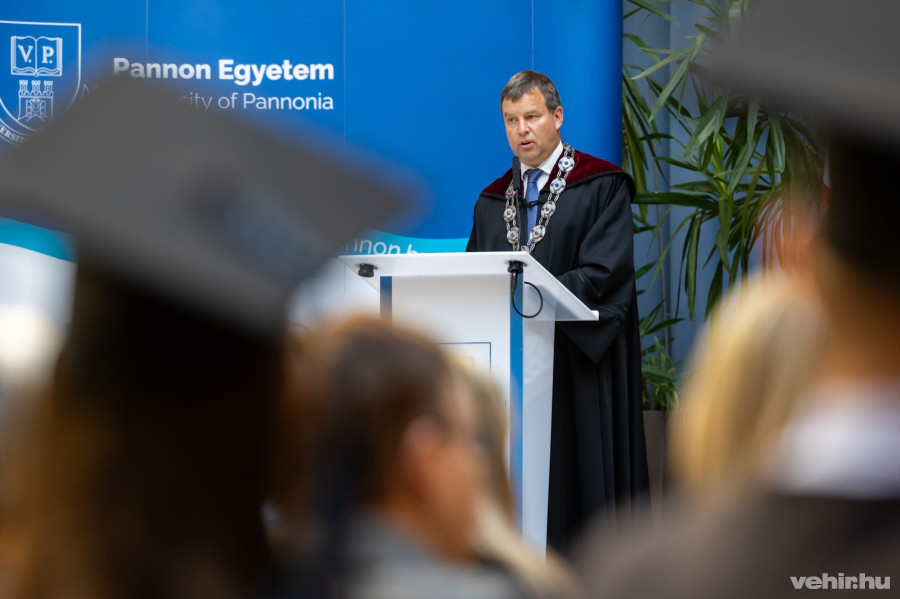 dr. Gelencsér András rektor