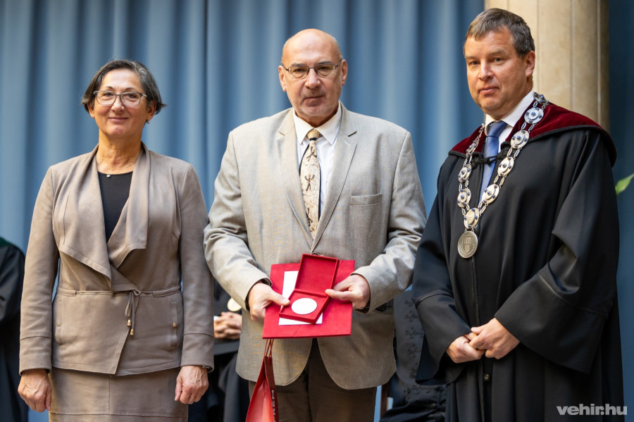 Brányi Mária alpolgármester, dr. Ujhidy Aurél, dr. Gelencsér András rektor