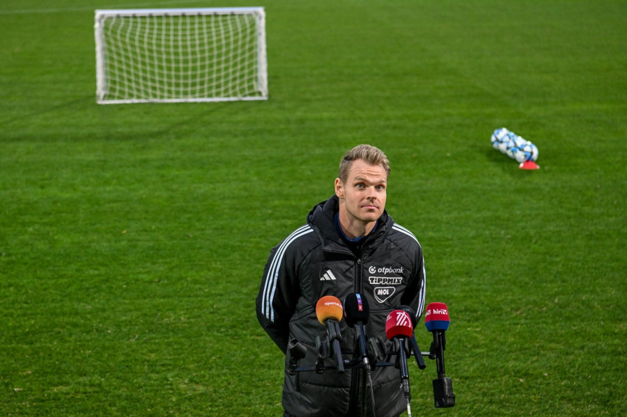 Dibusz Dénes, a magyar labdarúgó-válogatott kapusa a Bulgária elleni mérkőzés előtti sajtótájékoztatón a telki edzőközpontban 2023. november 13-án. MTI/Illyés Tibor