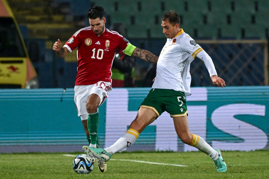 Szoboszlai Dominik (b), a magyar és Aleks Petkov, a bolgár csapat játékosa a labdarúgó Európa-bajnoki selejtezők kilencedik fordulójában, a G csoportban játszott Bulgária - Magyarország mérkőzésen a szófiai Vaszil Levszki Nemzeti Stadionban 2023. november 16-án. MTI/Illyés Tibor
