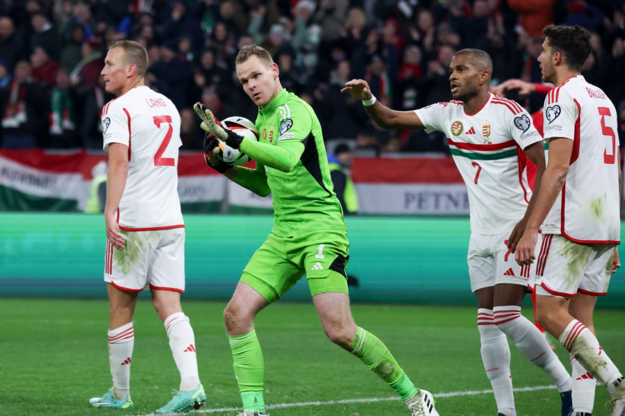 Dibusz Dénes, a magyar válogatott kapusa (b2), mögötte csapattársai, Nego Loic (j2) és Balogh Botond a labdarúgó Európa-bajnoki selejtezők tizedik, utolsó fordulójában, a G csoportban játszott Magyarország - Montenegró mérkőzésen a budapesti Puskás Arénában 2023. november 19-én. A nemzeti együttes 3-1-ra nyert, így csoportelsőként jutott ki a jövő évi németországi Eb-re. MTI/Hegedüs Róbert